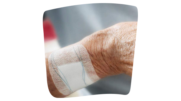 Imagen de una mano anciana con un apósito Leukomed® skin sensitive de Leukoplast especial para pieles sensibles. Imagen de una mano anciana con un apósito Leukomed® skin sensitive de Leukoplast especial para pieles sensibles.